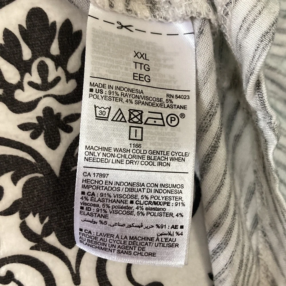 MUST BUNDLE: OLD NAVY | Women’s Luxe V-Neck Striped T-Shirt - Picture 4 of 6